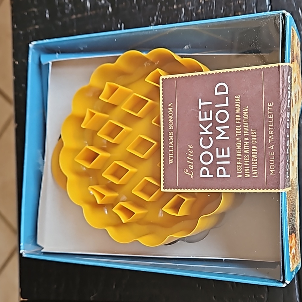 Vintage 2009 NIB William-Sonoma Lattice Pocket Pie Lattice Mold Mini Pie Maker